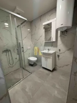 Moderno opremljeno kupatilo sa tuš kabinom, umivaonikom i wc šoljom. - image 6