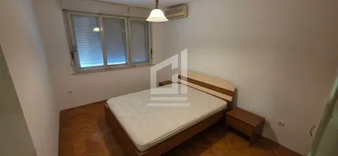 Spavaća soba sa bračnim krevetom, noćnim stočićima i prozorom sa roletnama. - image 6