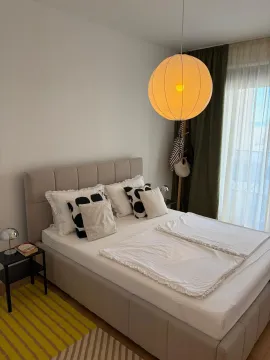 Udobna spavaća soba sa bračnim krevetom i ukrasnim jastucima. - image 10