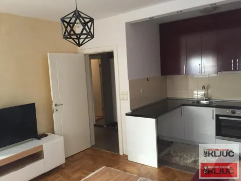 Dnevni boravak sa kuhinjom i trpezarijskim delom. - image 3