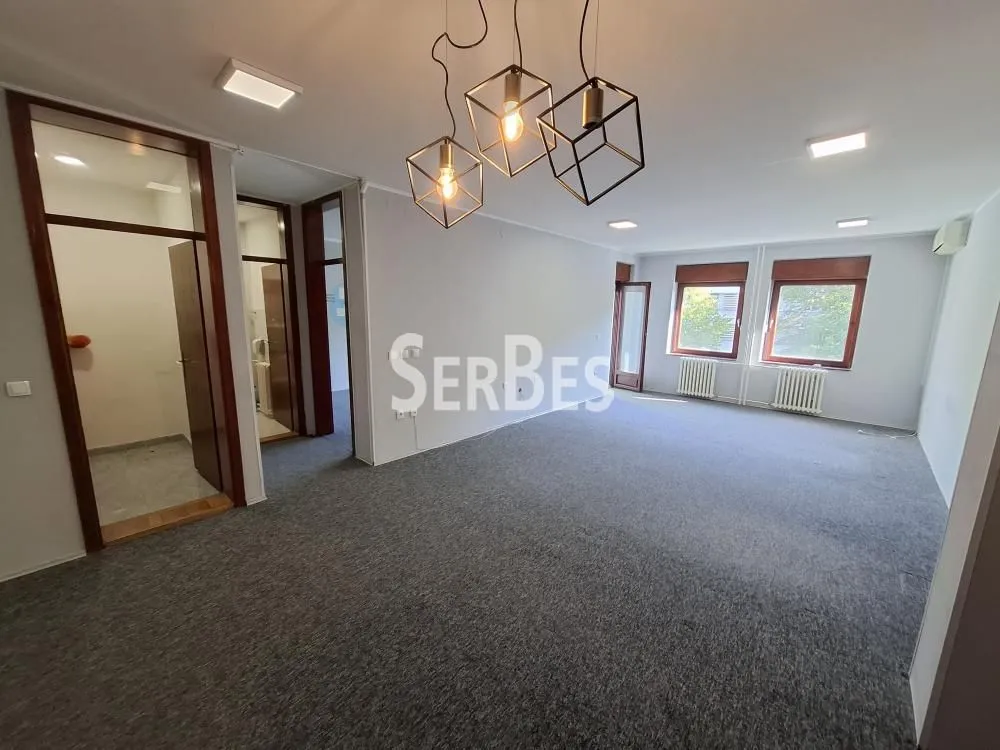 Izdavanje, četvorosoban stan, 120m², Grbavica, Novi Sad Sve Podlokacije