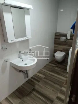 Moderno kupatilo sa umivaonikom, ogledalom i WC šoljom. - image 13