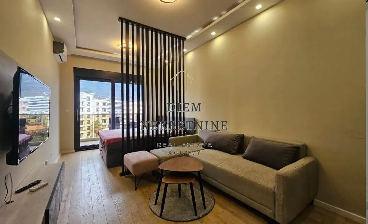 Izdavanje, garsonjera, 38m², Soho City, Bar