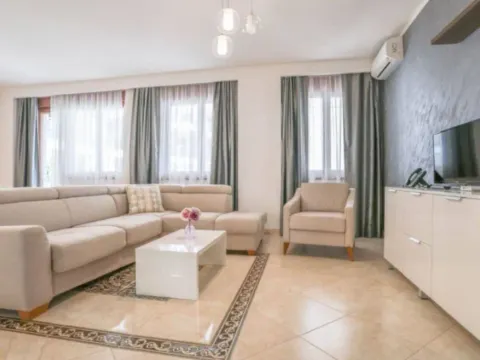 Izdavanje, jednosoban stan, 90m², Bečići, Budva