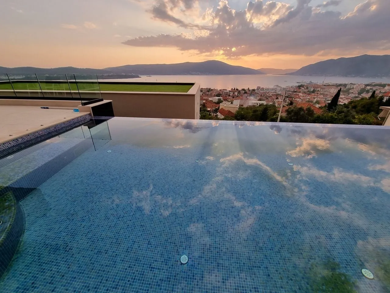 Sale, house, 490m², Tivat, Crna Gora