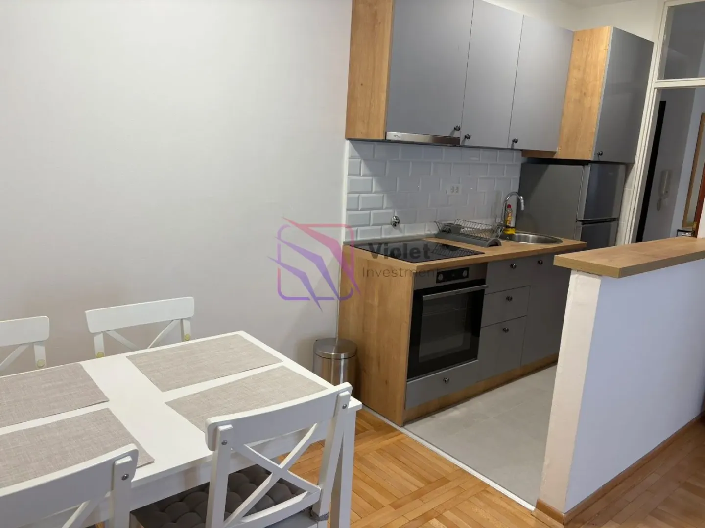 Kitchen with a dining area and a white dining table and chairs.