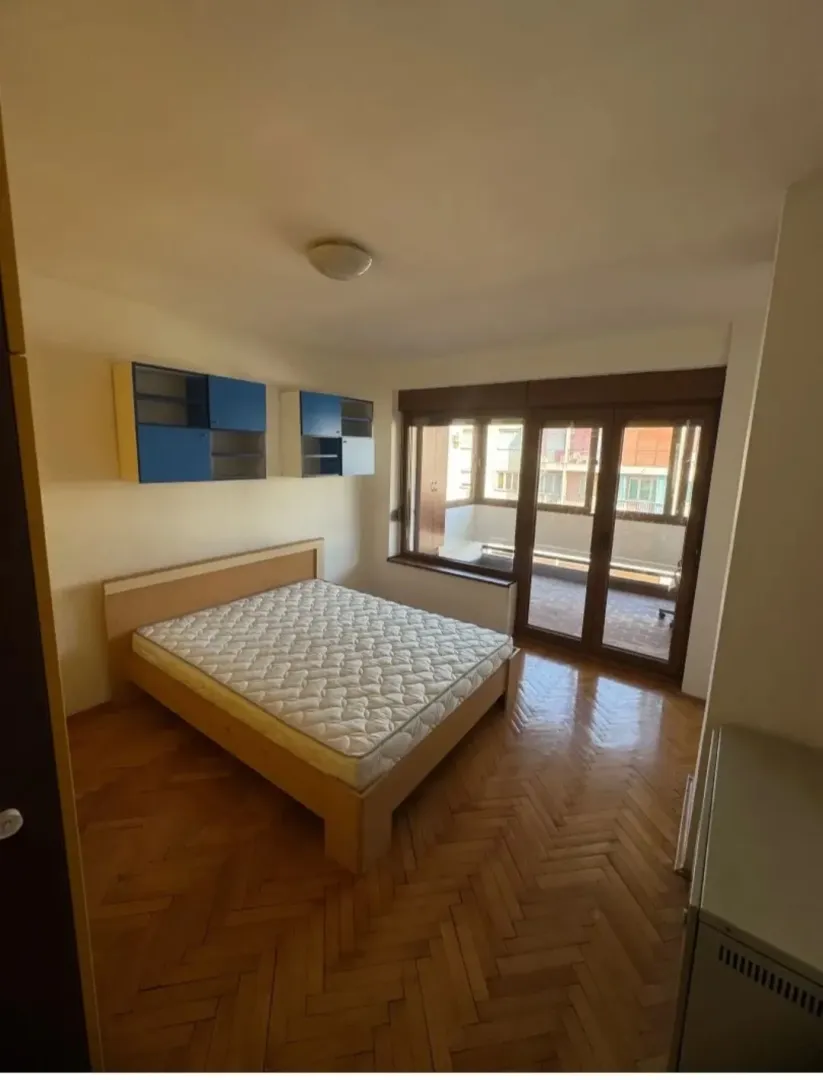 Furnished bedroom with a double bed and access to the terrace.
