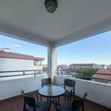 Natkrivena terasa sa stolom i četiri stolice i pogledom na okolinu. - image 8