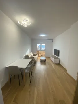 Svijetla dnevna soba sa trpezarijskim stolom, garniturom i televizorom. - image 3