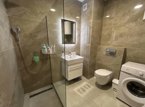 Moderno opremljeno kupatilo sa tuš kabinom, umivaonikom i veš mašinom. - image 7
