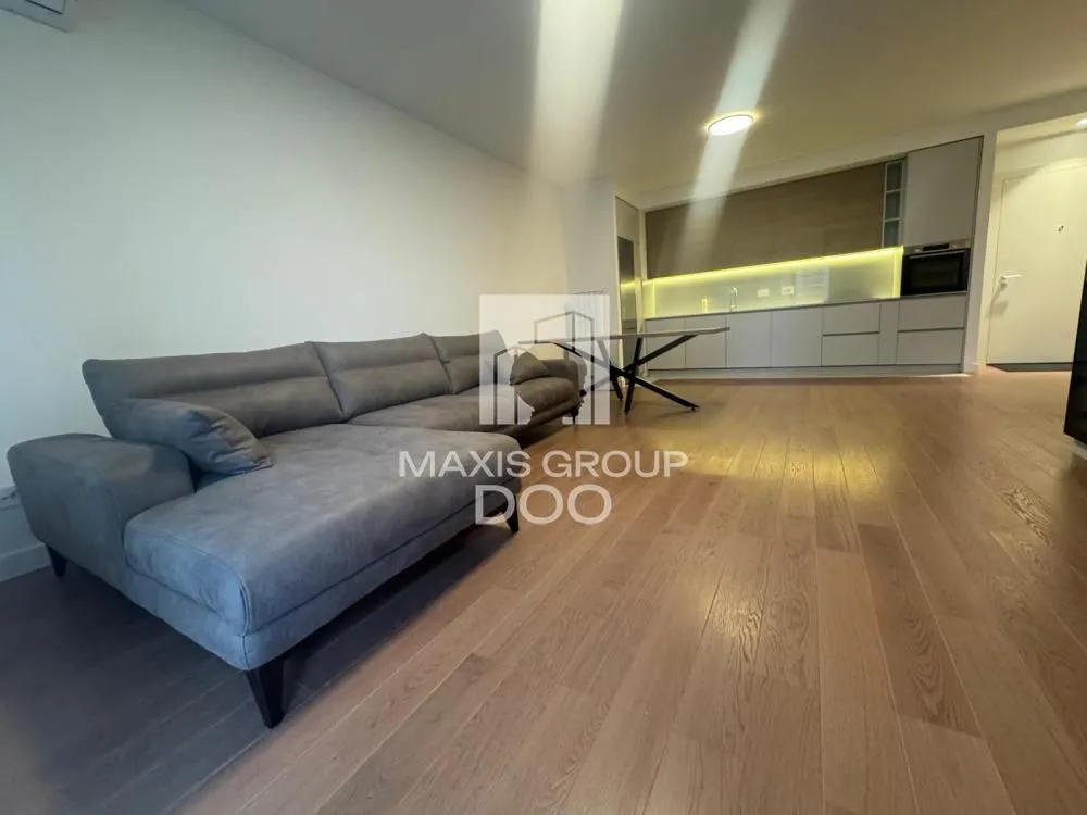 Izdavanje, četvorosoban stan, 117m², Savski Venac, Beograd