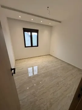 Prazna soba sa svijetlim pločicama na podu i prozorom. - image 4