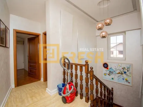 Izdavanje, kuća, 320m², Gornja Gorica, Podgorica - image 15