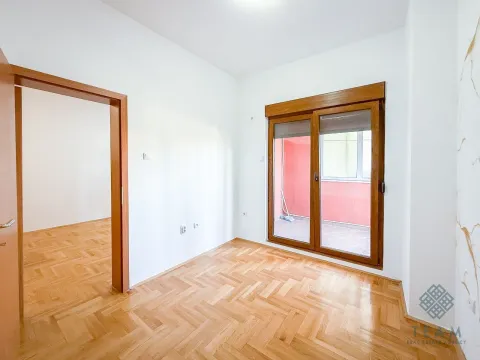 Empty room with parquet flooring and access to the terrace. - image 4