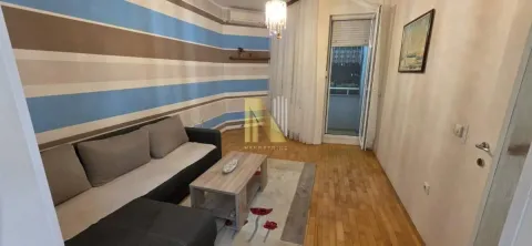 Dnevna soba sa ugaonom garniturom, stočićem i izlazom na terasu. - image 3