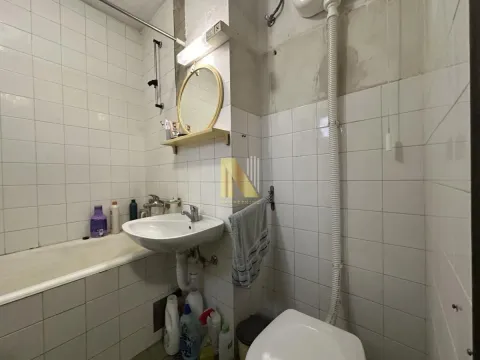 Manje kupatilo sa umivaonikom, kadom i toaletom. - image 12