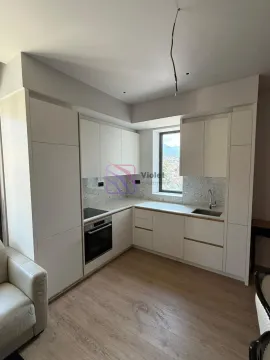 Moderna bijela kuhinja sa ugrađenim uređajima i prozorom. - image 3