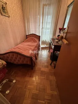 Manja spavaća soba sa krevetom i drvenim podom. - image 9