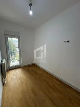 Prazna soba sa parketom i izlazom na terasu. - image 3