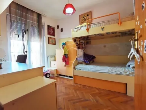 Dječja soba sa krevetom na sprat i radnim stolom. - image 13