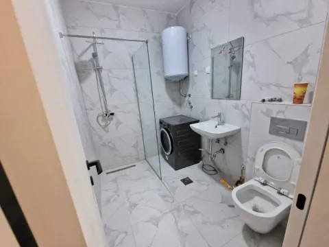 Moderne kupatilo sa tuš kabinom, umivaonikom, WC šoljom i mašinom za veš. - image 11