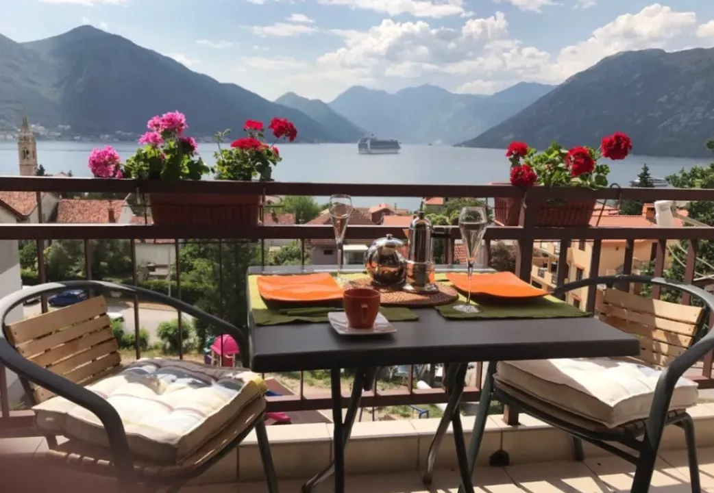 Sale, two bedroom apartment, 67m², Dobrota, Kotor