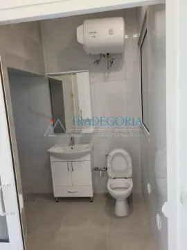 Manje kupatilo sa umivaonikom, toaletom i bojlerom na zidu. - image 10