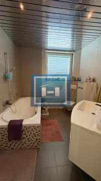 Kupatilo opremljeno kadom, umivaonikom, toaletom i spuštenim plafonom sa panelima. - image 27