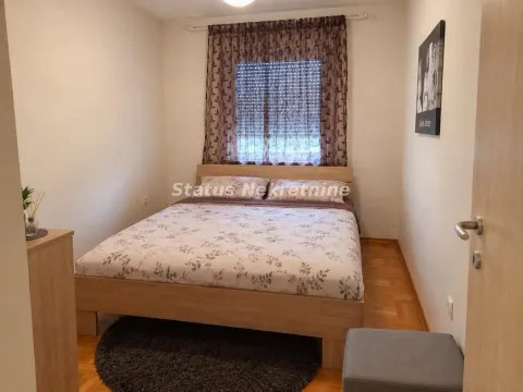 Nameštena spavaća soba sa bračnim krevetom, prozorom i parketom. - image 5