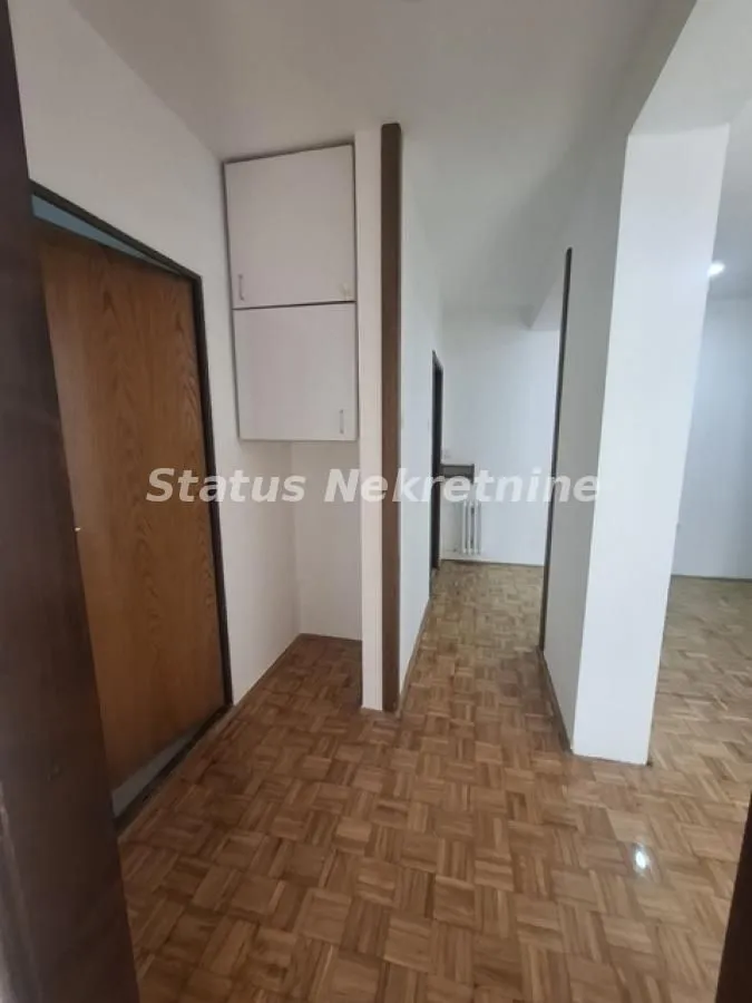 Izdavanje, dvosoban stan, 47m², Centar, Novi Sad