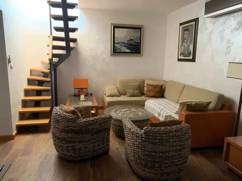 Dnevna soba sa garniturom, foteljama i stepeništem. - image 6