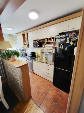 Pregled kuhinje sa ugradnim elementima i šankom. - image 5