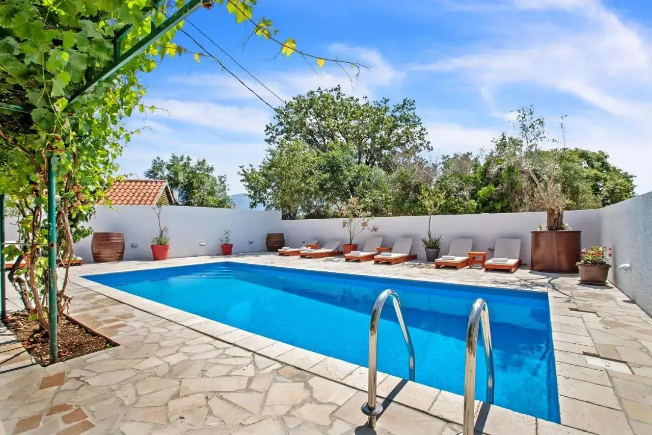 Izdavanje, kuća, 100m², Tivat, Crna Gora