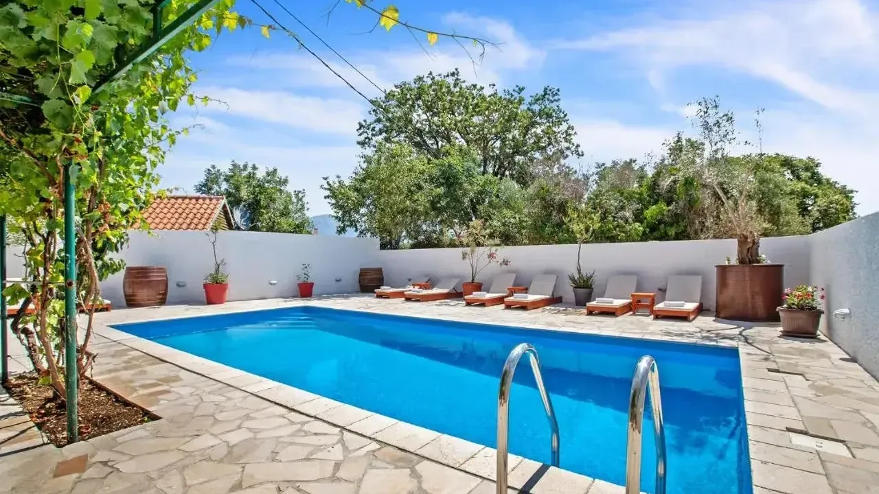 Izdavanje, kuća, 100m², Tivat, Crna Gora