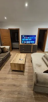Prostrana i svijetla dnevna soba sa garniturom i TV-om. - image 4