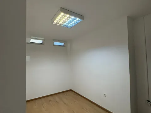 Izdavanje, poslovni prostor, 10m², Centar, Podgorica - image 2
