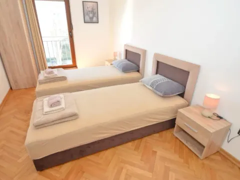 Izdavanje, dvosoban stan, 83m², Centar, Tivat - image 11