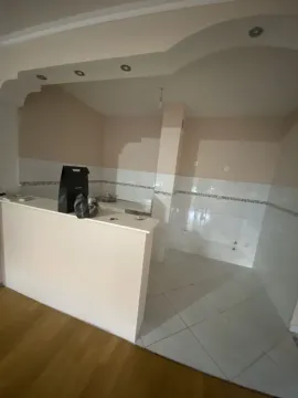 Prazan kuhinjski prostor sa šankom i zidnim pločicama. - image 4