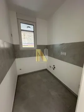 Prazna prostorija predviđena za kuhinju sa pločicama i instalacijama. - image 4