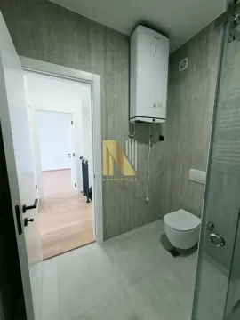 Moderno kupatilo sa WC šoljom, bojlerom i tuš kabinom. - image 12