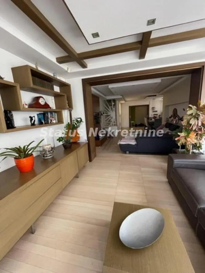 Prodaja, kuća, 250m², Lipov gaj, Novi Sad Sve Podlokacije