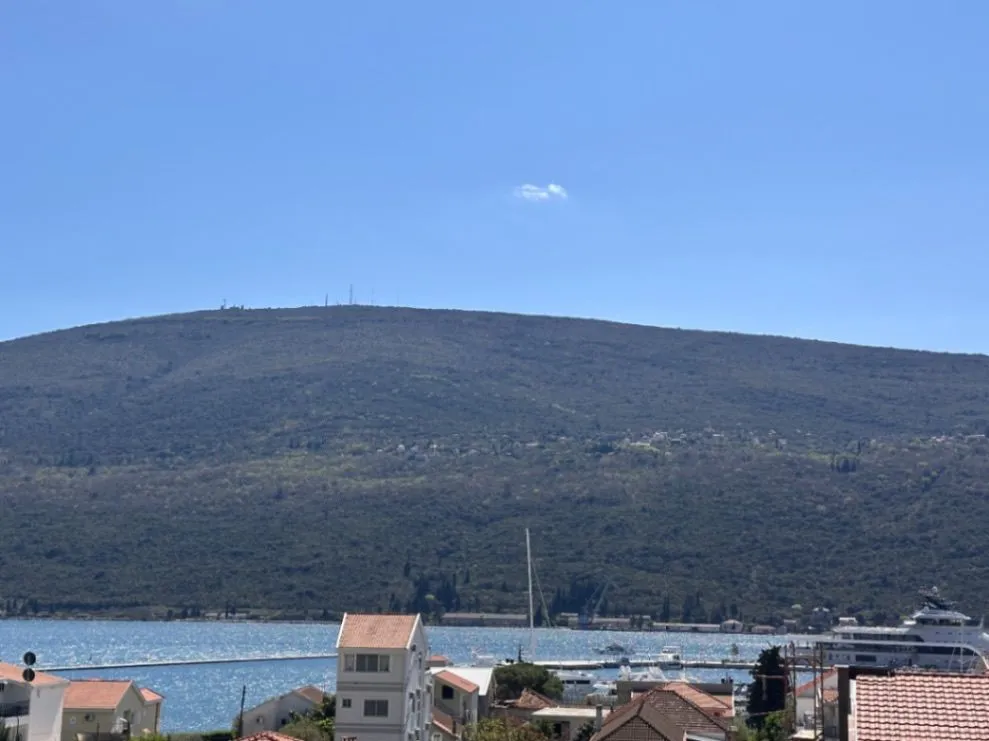 Izdavanje, dvosoban stan, 62m², Đenovići, Herceg Novi