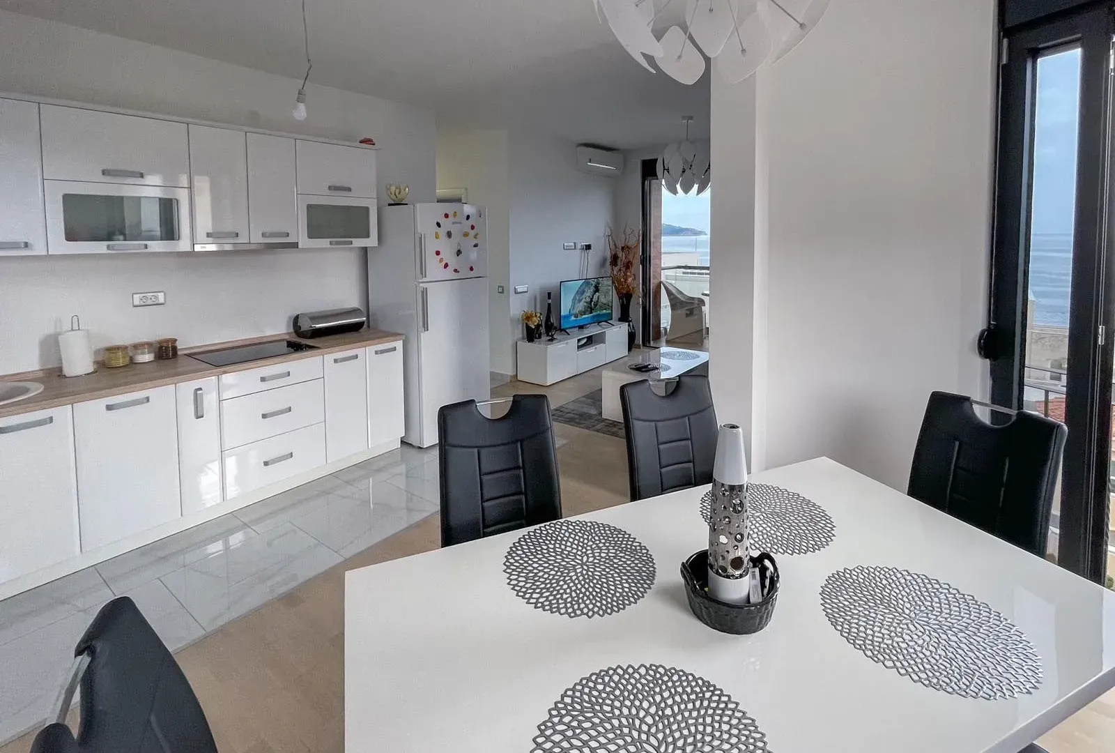 Izdavanje, dvosoban stan, 68m², Bečići, Budva