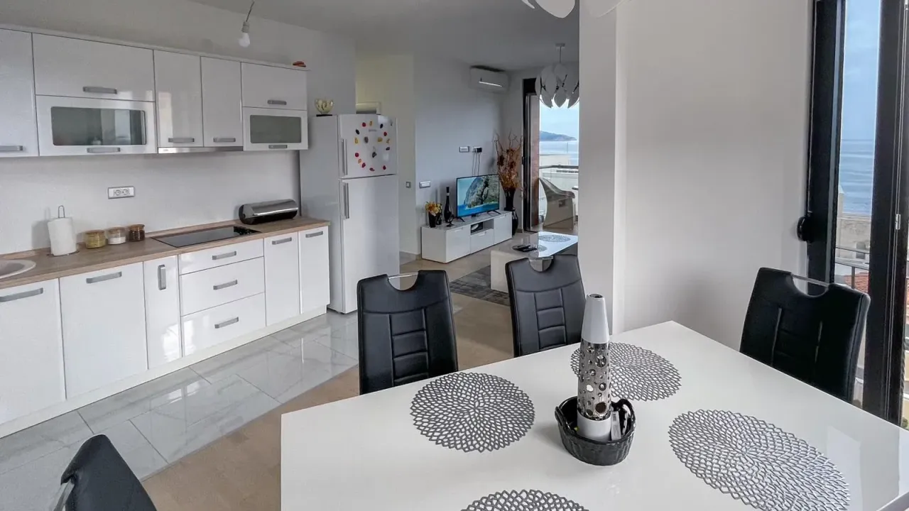 Izdavanje, dvosoban stan, 68m², Bečići, Budva