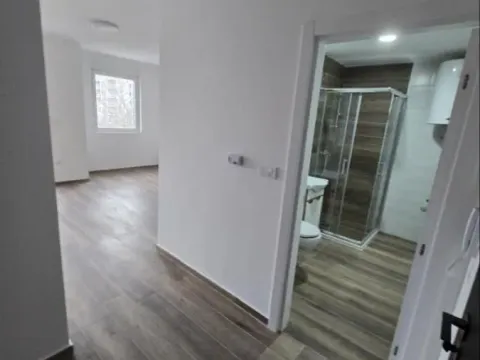 Izdavanje, garsonjera, 33m², Centar, Inđija - image 7