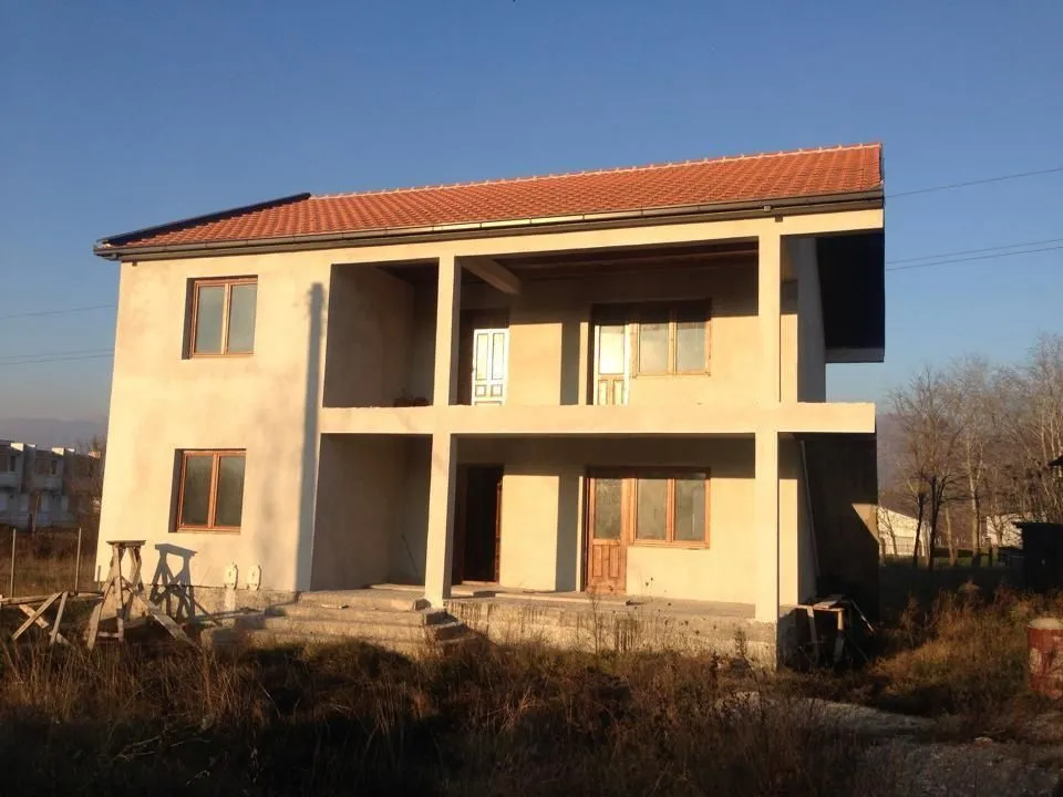 Dvospratna kuća u izgradnji sa terasama.