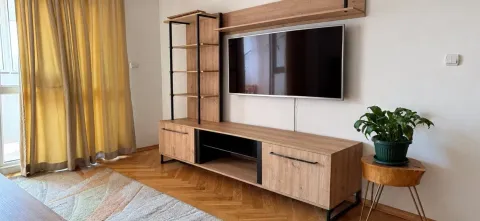 Dnevni boravak sa drvenom TV komodom i policama. - image 2