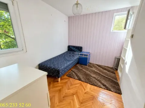 Manja spavaća soba sa krevetom i parketom na podu. - image 7