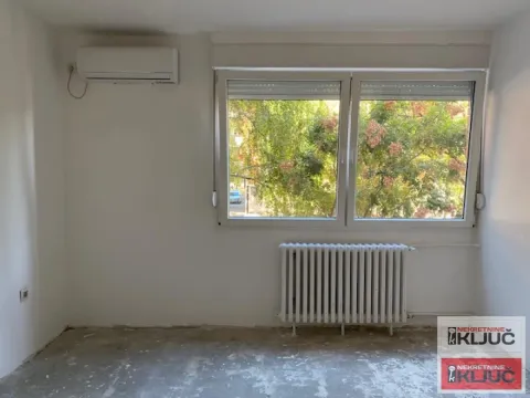 Prazna prostorija sa prozorom, radijatorom i klima uređajem. - image 10