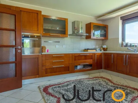 Izdavanje, kuća, 320m², Donja Gorica, Podgorica - image 17